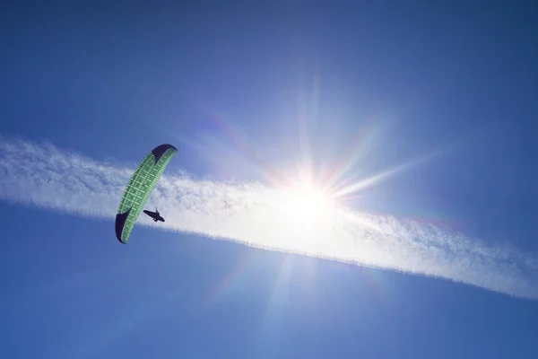 Політ на параплані повітря під сонцем — стокове фото