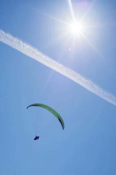 Gleitschirmfliegen unter der Sonne — Stockfoto