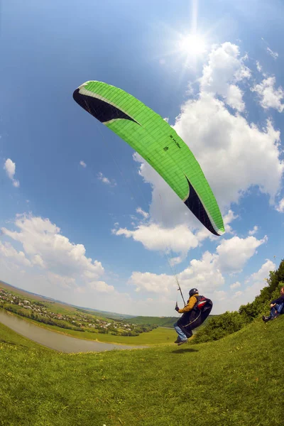 Parapente esporte no céu — Fotografia de Stock