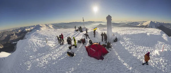 Альпинисты, празднующие Новый год на горе Говерла — стоковое фото