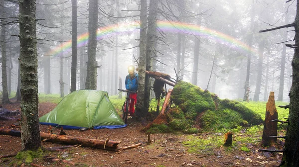 Rider bereidt voor het overnachten in een tent — Stockfoto