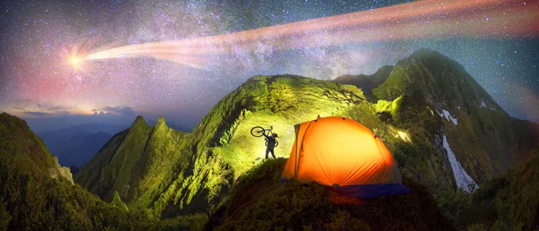 Tent and cyclist at night in Carpathian Mountains — Stock Photo, Image