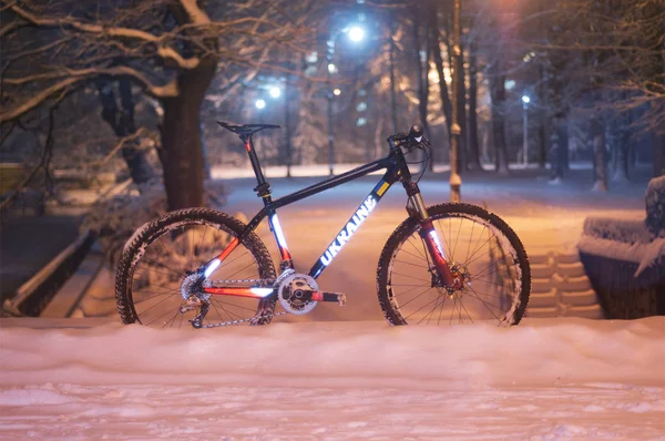 Mountainbike Mtb in sneeuwval — Stockfoto