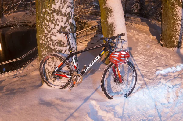 Ποδήλατο βουνού ΜΤΒ χιονόπτωσης — Φωτογραφία Αρχείου