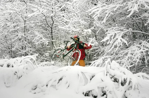 Kar yağışı bisikletle bir adam girer — Stok fotoğraf