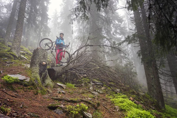 Ciclista de montaña en la niebla de montaña — Foto de Stock