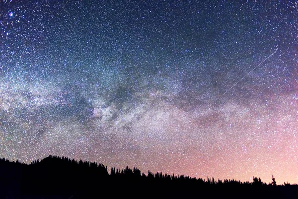 Ciel étoilé au-dessus de la terre — Photo