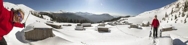 Maisons couvertes de neige dans les Carpates — Photo