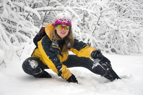 体育在冬季森林散步的女孩 — 图库照片