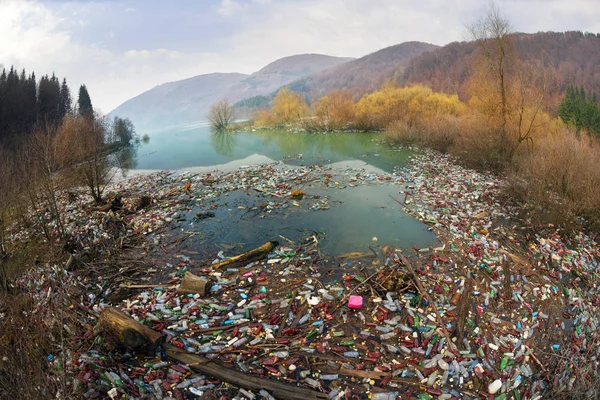 Botellas en la montaña del embalse — Foto de Stock