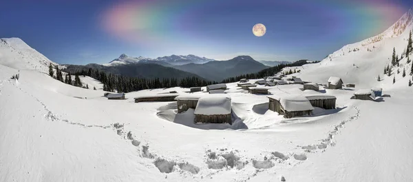 Casas cubiertas de nieve en los Cárpatos — Foto de Stock