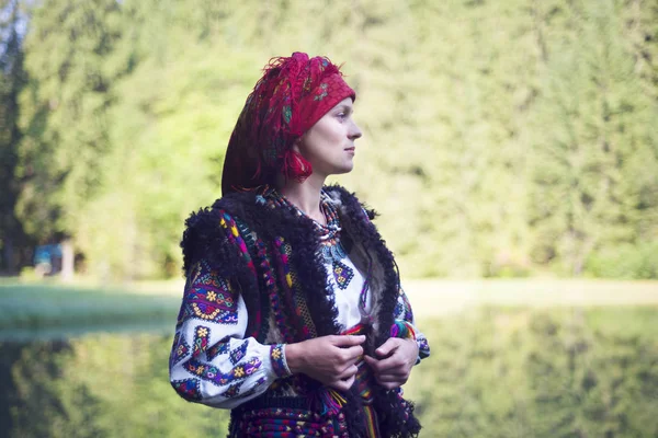 Menina em vestido tradicional posando em montanhas — Fotografia de Stock