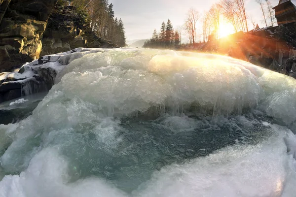 Wodospad na rzece w zimie — Zdjęcie stockowe