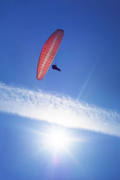 Parapente aérien sous le soleil — Photo