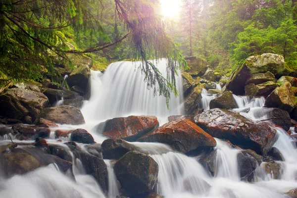 Waterval op de rivier de Proet in Oekraïne — Stockfoto