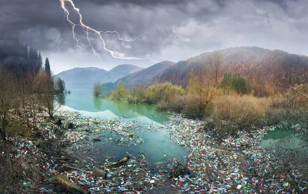 Bouteilles dans la montagne du réservoir — Photo