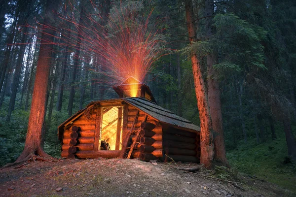 Casa de incendios en las montañas —  Fotos de Stock
