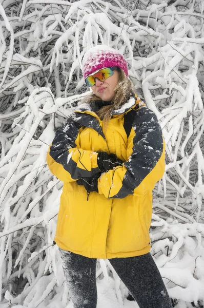 Sports girl on a walk in winter forest — Stock Photo, Image