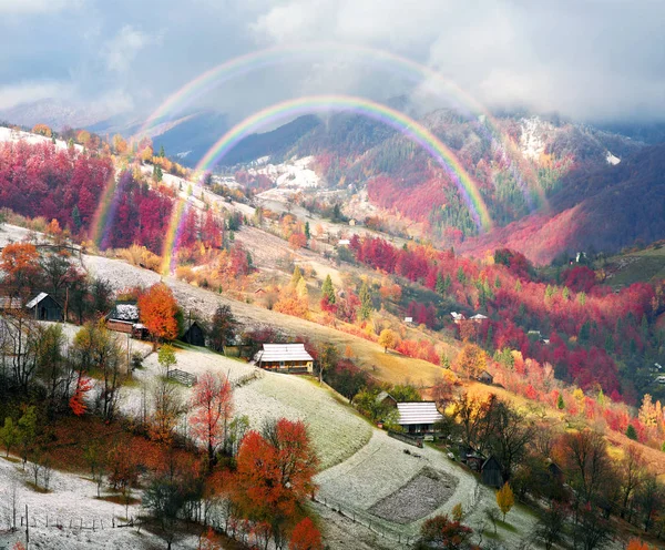 Erster Schneefall im Karpatendorf — Stockfoto