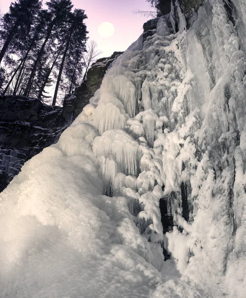Manyavsky famosa cachoeira nas montanhas dos Cárpatos — Fotografia de Stock