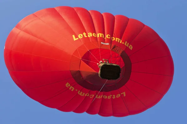Flygande av romantiska födelsedag ballong — Stockfoto