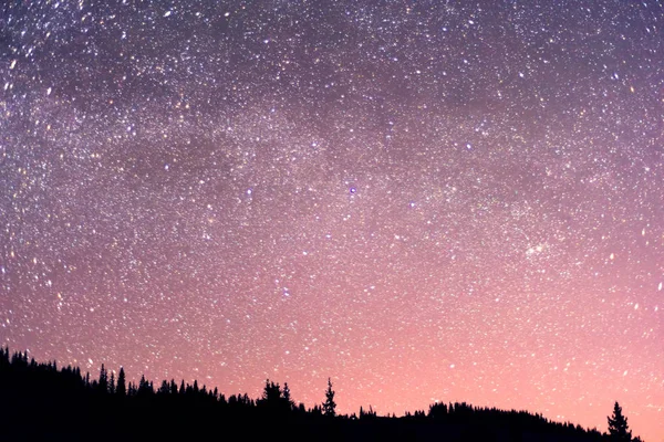 Зоряне небо над землею — стокове фото