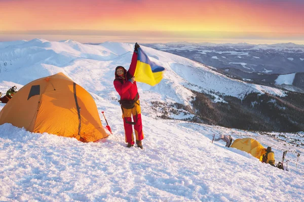 Personne avec Drapeau de l'Ukraine sur le mont Goverla — Photo