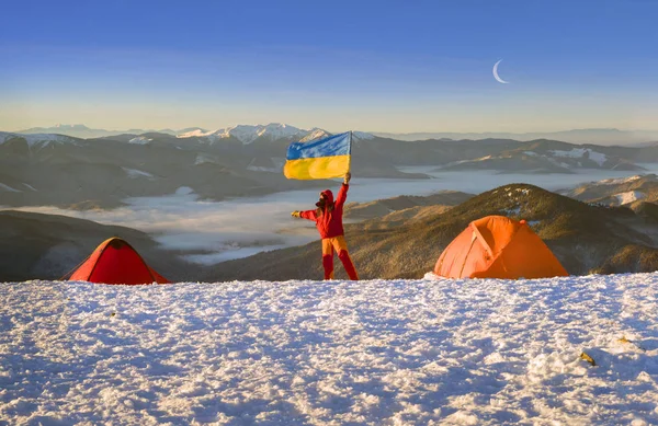 Persona con Bandera de Ucrania en el monte Goverla — Foto de Stock