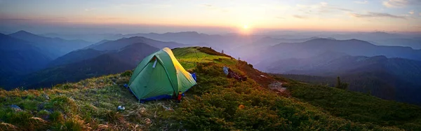 Singola tenda di montagna — Foto Stock