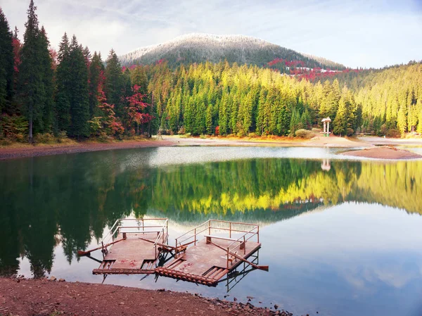 Synevir λίμνη στα χρώματα του φθινοπώρου — Φωτογραφία Αρχείου
