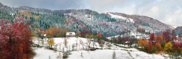 Перший сніг потрапляють в Карпатському селі — стокове фото