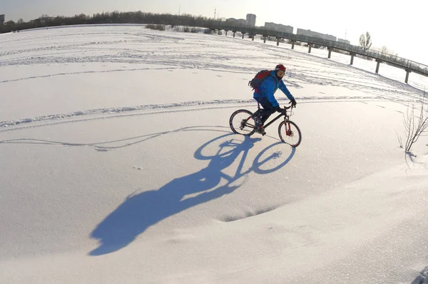 Man rider på cykel i snön — Stockfoto