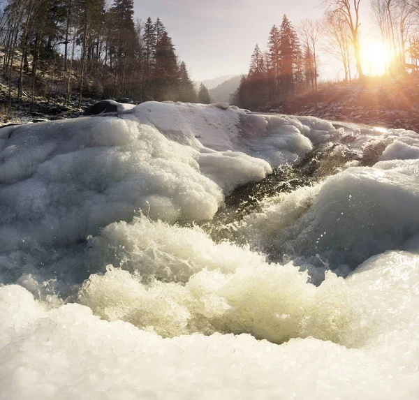 겨울에 강에 폭포 — 스톡 사진