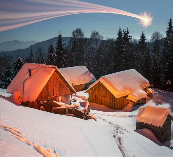 Carpathians에서 눈 덮인 집 — 스톡 사진