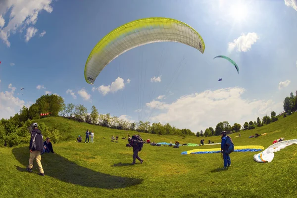滑翔伞运动在天空中 — 图库照片