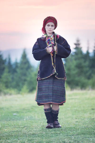 Девушка в традиционной одежде позирует в горах — стоковое фото