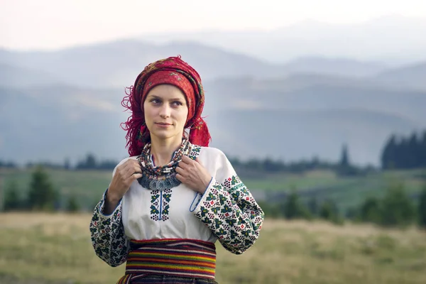 Menina em vestido tradicional posando em montanhas — Fotografia de Stock