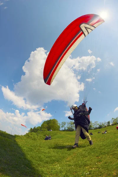 Parapente esporte no céu — Fotografia de Stock