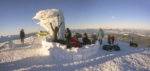 Wspinaczy obchodzi nowy rok wakacje na górze Howerla — Zdjęcie stockowe