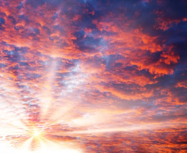 Günbatımı ve gündoğumu gökyüzünde — Stok fotoğraf