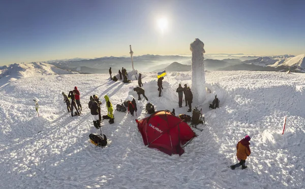 Goverla yeni yıl tatile kutlayan dağcılar mount — Stok fotoğraf