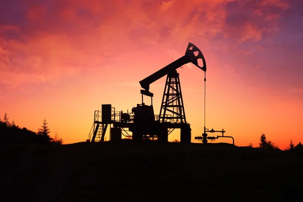 Bombas de aceite de los petroleros ucranianos en los Cárpatos — Foto de Stock