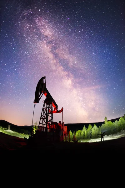 Ukraynalı Arazinizi Karpatlar içinde petrol pompaları — Stok fotoğraf