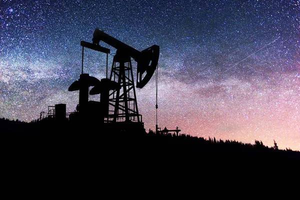 Pump in the background of stars in the Carpathians — Stock Photo, Image