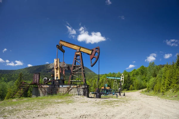 Pompy oleju z Ukrainy oilmen w Karpatach — Zdjęcie stockowe