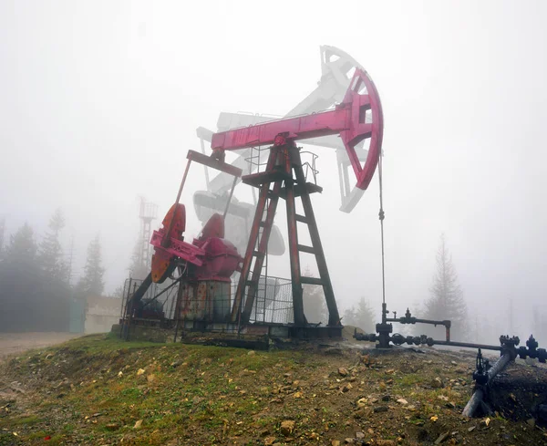 Olejová čerpadla v horách — Stock fotografie
