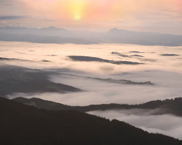 温柔的雾山 — 图库照片