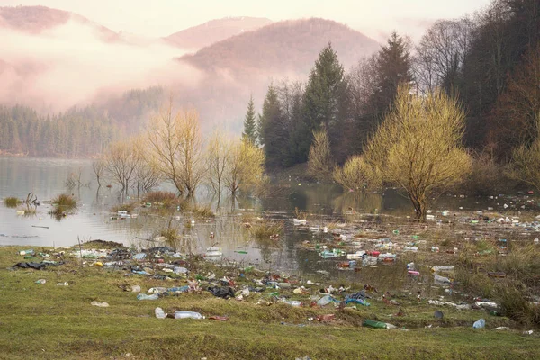 Bouteilles dans la montagne du réservoir — Photo