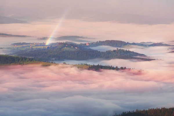 Dolci montagne nebbiose — Foto Stock