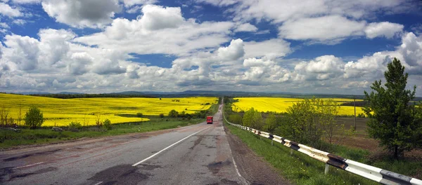 Зґвалтування полів і шосе — стокове фото